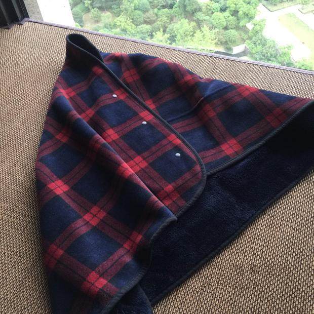 Thickened small blanket knee plush blanket blanket shawl blanket air conditioning blanket English plaid neck pad carpet red