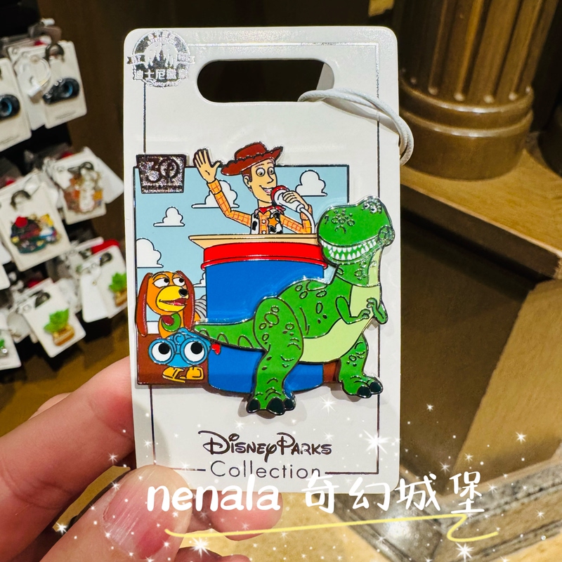 Shanghai Disney Pixar 30Th Anniversary Toy Story Woody Hug-A-Lug Spring Dog Cartoon Commemorative Badge