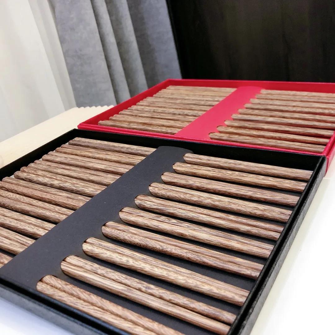 Solid wood, no paint, no wax, the whole wood is not easy to break, chicken wings wooden chopsticks