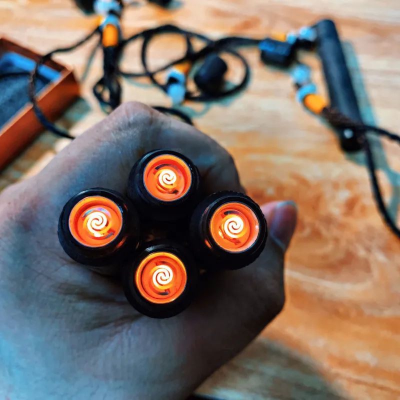 One blow is the bright original fiery creen black sandalwood windproof USB charging personality creative blow lighter