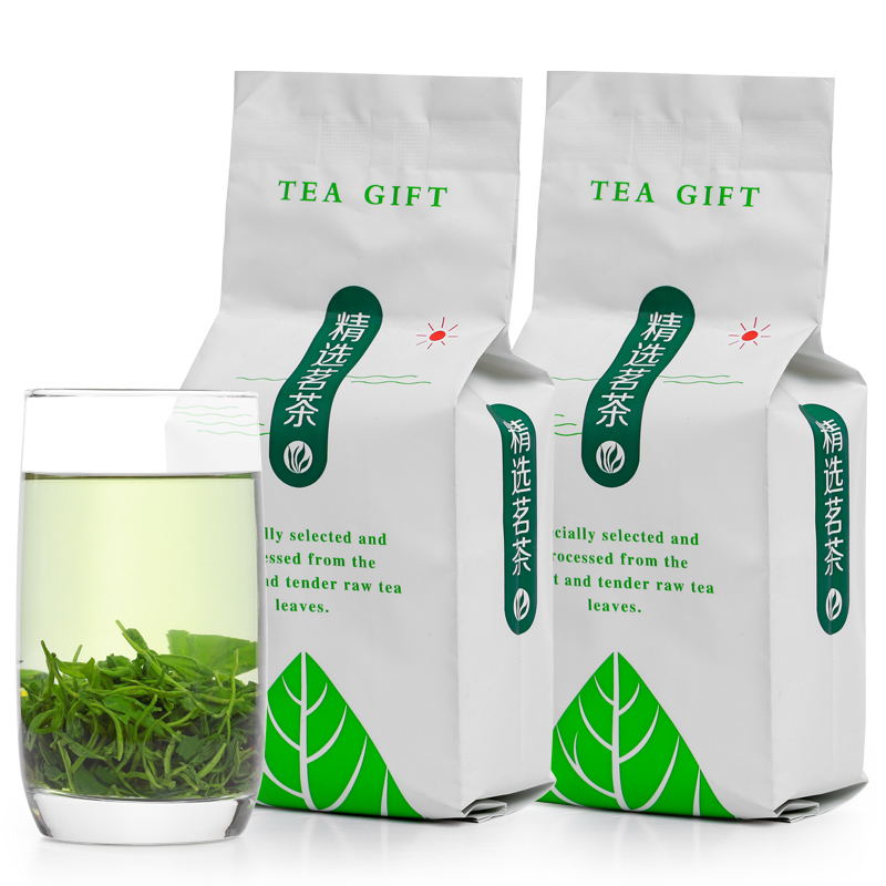 чашка чая на природе. кружка чая в лесу. чай на природе. туманный чай. чаепитие в горах.