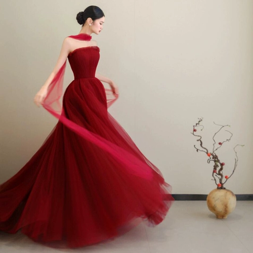 Бордовый бюстгальтер-топ, вечернее платье