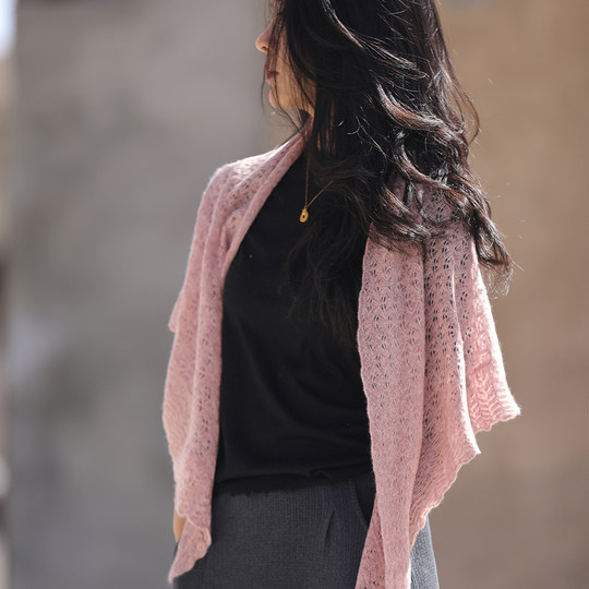 Custom-Dyed Colored Yarn Hollow-Out Knitted Triangular Cashmere Shawl for Women, Suitable for Spring and Summer, to Be Paired with Dresses, Outdoor Sun Protection, and Air-Conditioned Environments