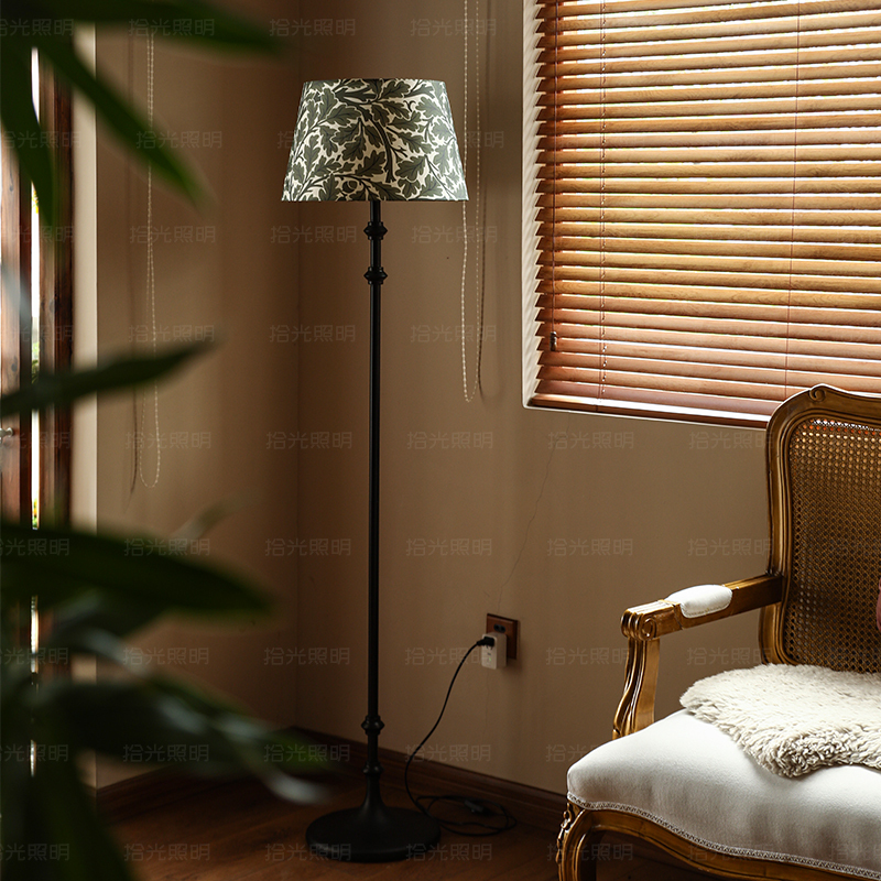 Floor Lamp Next to the Sofa in the Living Room, High-End Atmosphere Lamp, 2026 New Retro Bedroom Bedside Antique Style Floor Lamp