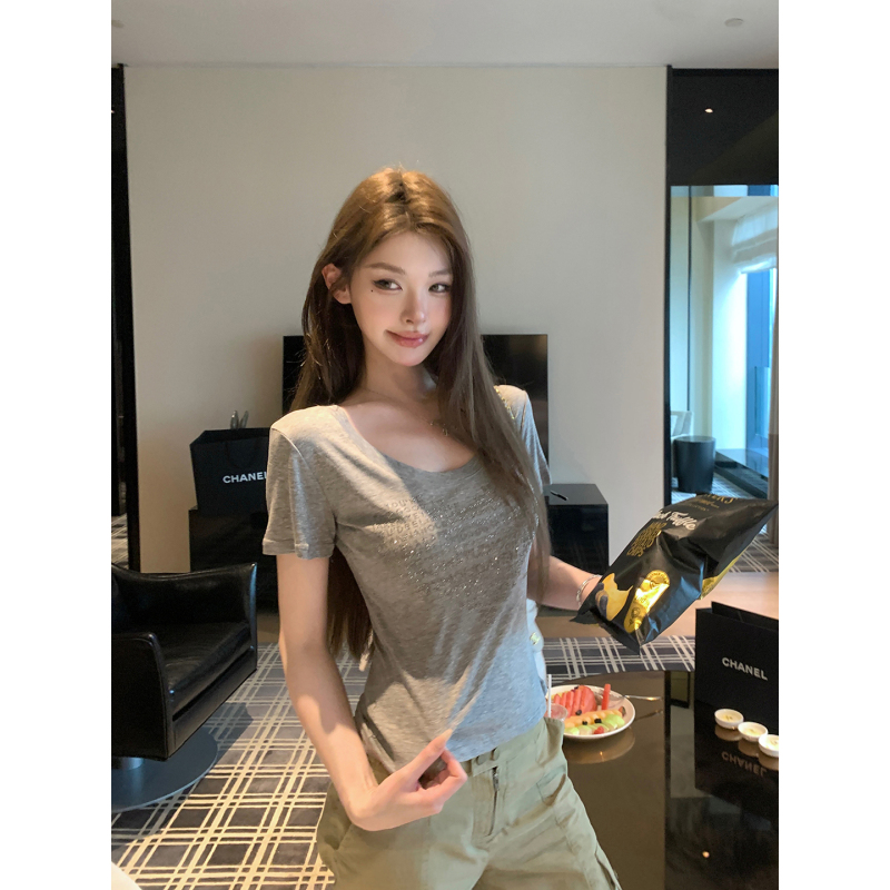 Itookgiii丨Lightly Spicy Style Gray Heart-Shaped Rhinestone U-Neck Regular Shoulder Short-Sleeve T-Shirt for Women, Summer Slim-Fit Top Itookgiii丨Lightly Spicy Style Gray Heart-Shaped Rhinestone U-Neck Regular Shoulder Short-Sleeve T-Shirt for Women, Summer Slim-Fit Top