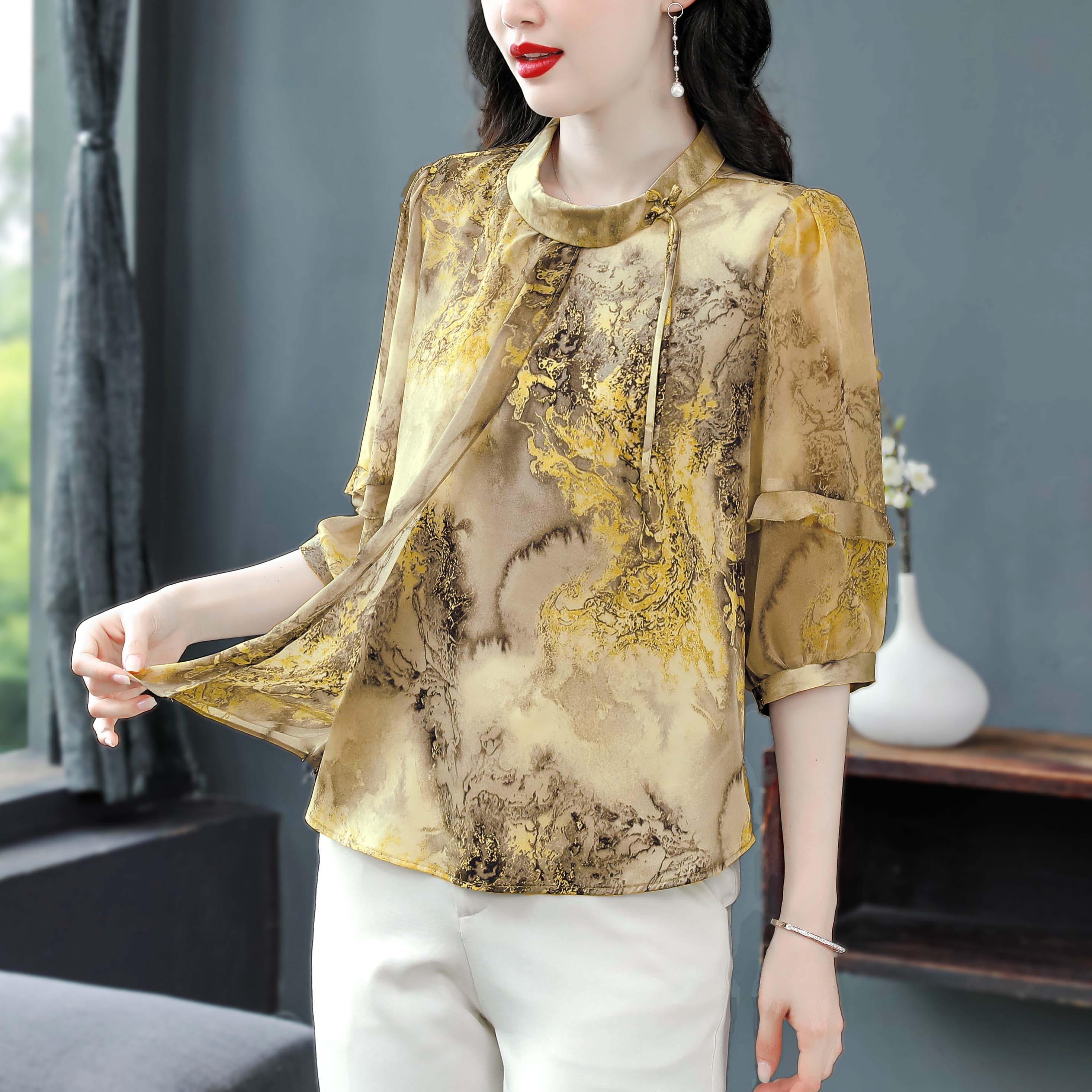 2025春夏衣橱新宠:洋气减龄立领衬衫引领叠穿潮流