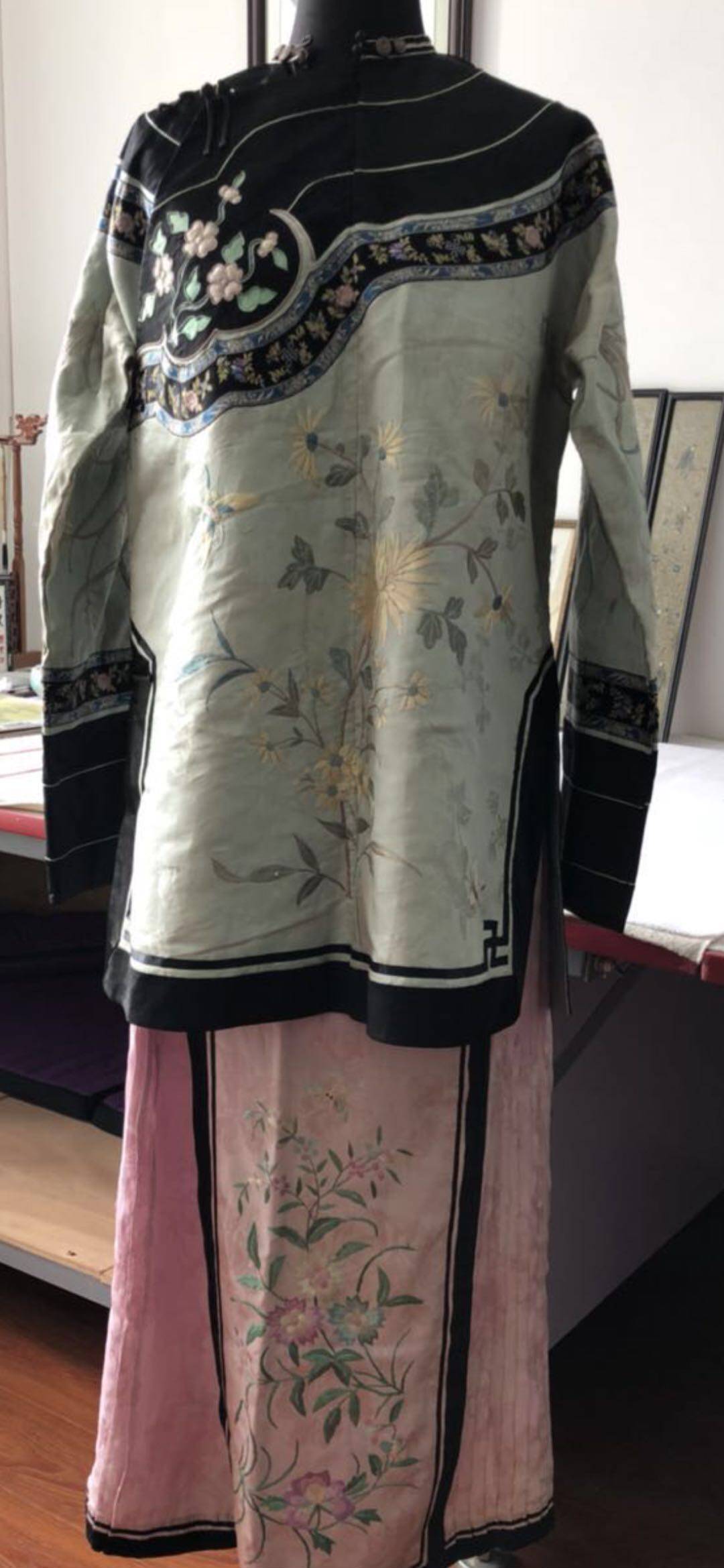 Old embroidered antique women's clothing in the late Qing Dynasty and the Republic of China