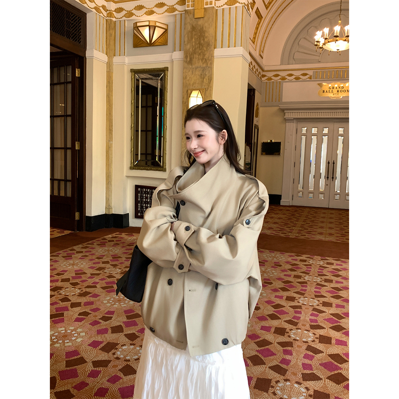 [8.10 at 7Pm] Korean-Style Stand-Up Collar Short Trench Coat for Women with a Unique Design, Diagonal Collar, Double-Breasted, Loose Short Jacket