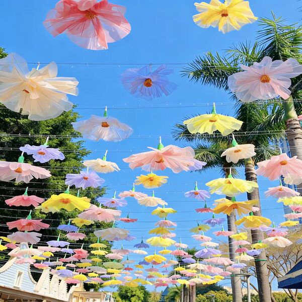 Internet-Famous Photo Spot with Giant Artificial Flower Sea and Sky-High Hanging Decorations for Spring Street Decoration