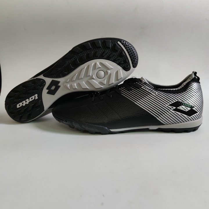 Foreign trade football shoes exported to the UK brand plastic nails broken nails breathable shock bottom training shoes men and women indoor non-slip