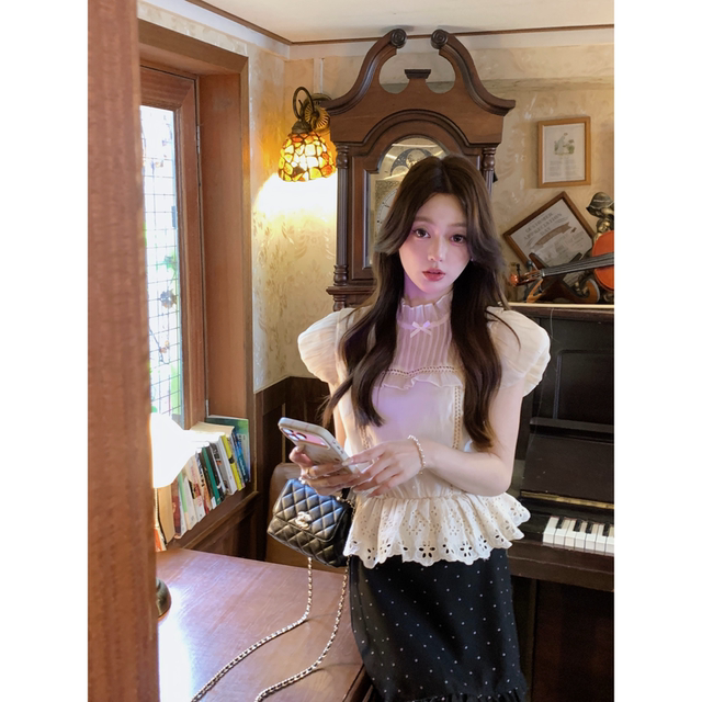 ເສື້ອ chiffon ແບບ Palace ກັບ lace hem