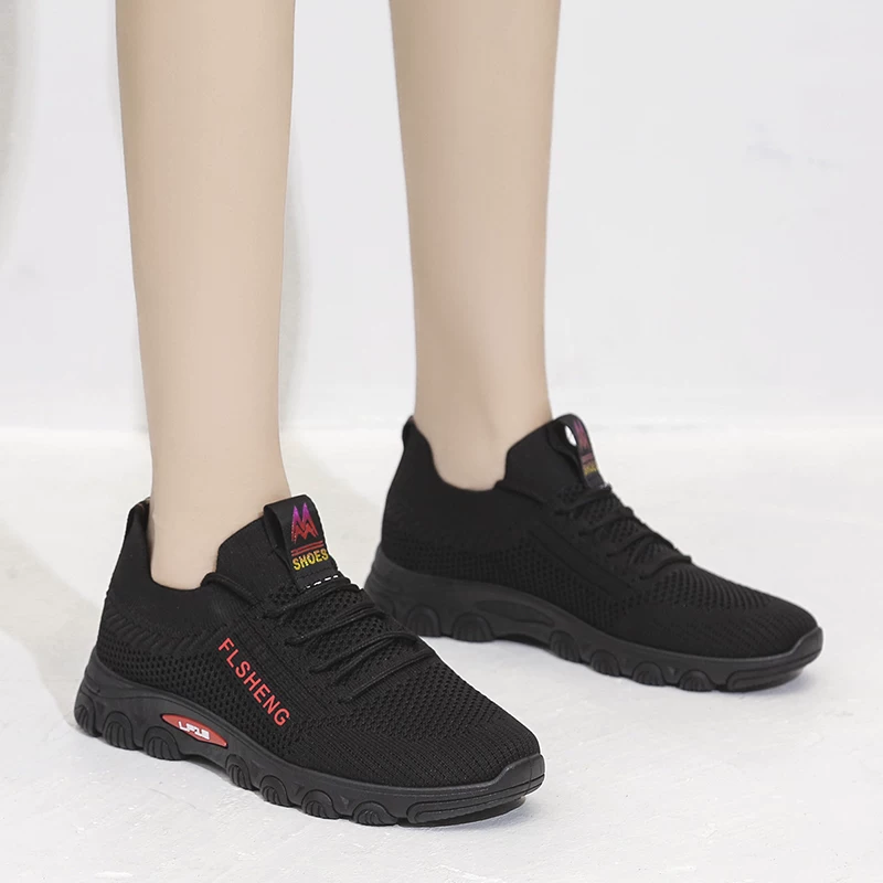 Old Beijing cloth shoes for women, black work shoes, non-slip soft-soled mesh shoes for middle-aged and elderly mothers, so your feet won’t get tired after standing for a long time.