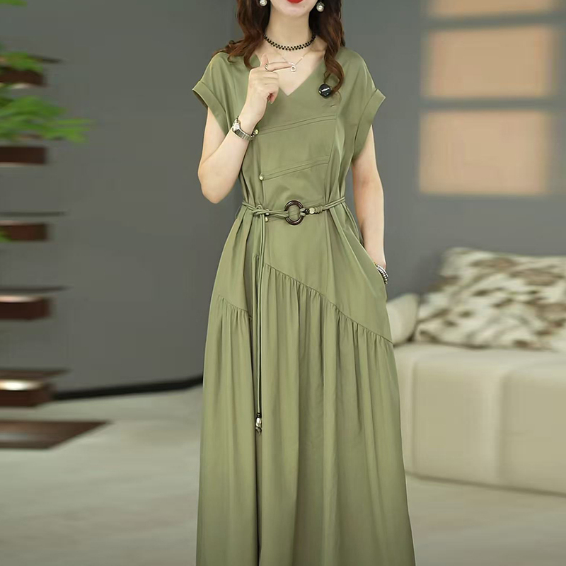 Light Luxury Style, White and Green, Elegant and Fashionable, Large Skirt Dress, New Summer Style, Mom's Stylish and High-End Dress