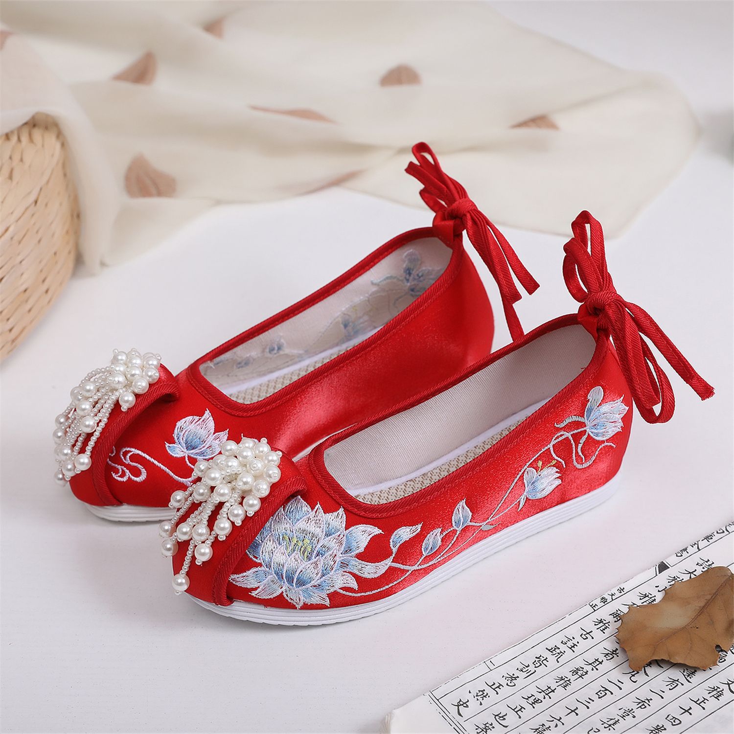 Chinese style retro Chinese wedding Xiuhe shoes old Beijing round head red beaded Hanfu shoes plus velvet thick wedding shoes