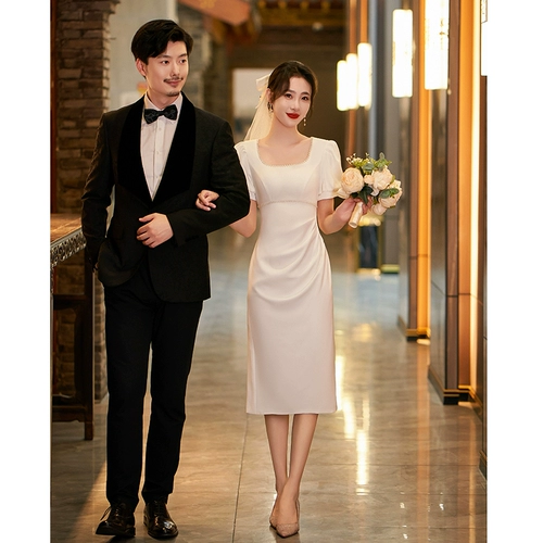 Приталенное белое вечернее платье