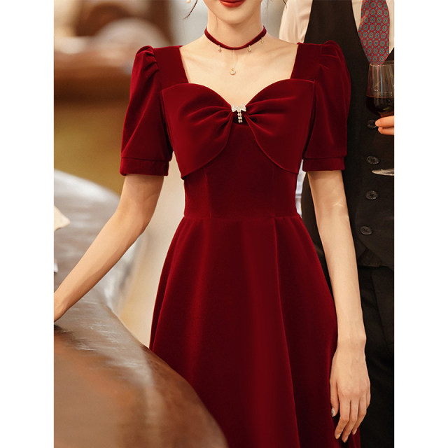 The bride's wine red toast suit can usually wear velvet winter dress back door dress new engagement 2021 women