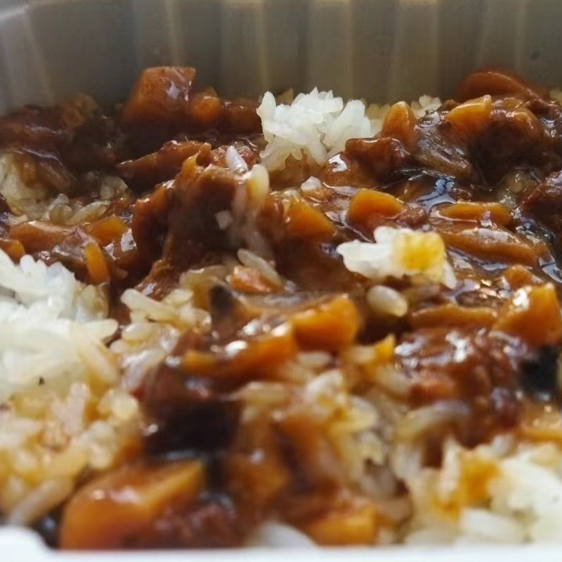 Self-heated palm rice with large weight of self-heating rice hot pot quick food lazy convenient curry brewing ready-to-eat beef stew