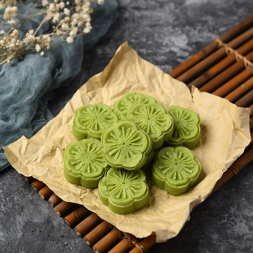 Японская стиль матча пирожные, мама ест пожилые люди, девочки здоровые, а не толстые, голодные, голодные закуски