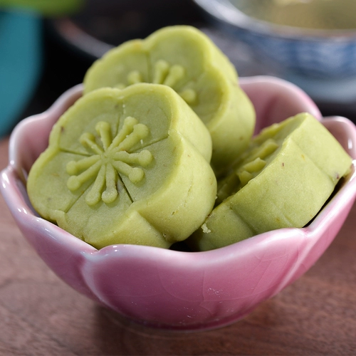 Японская стиль матча пирожные, мама ест пожилые люди, девочки здоровые, а не толстые, голодные, голодные закуски