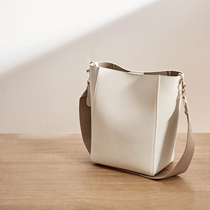 HFresh womens bag 2021 New Tide fashion commuter tote bag leather bag wide shoulder strap shoulder shoulder bag women