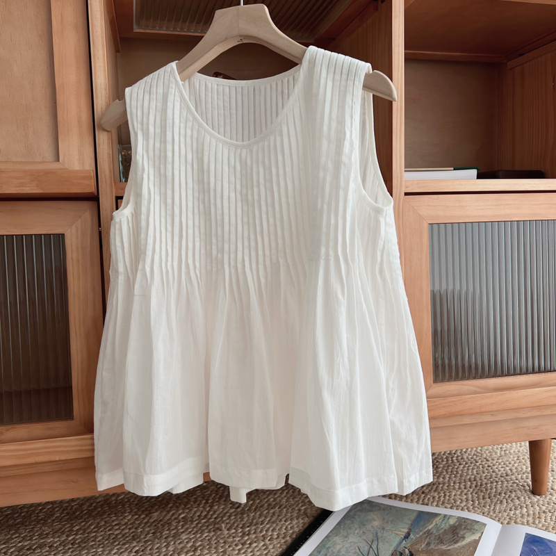 High-End White Cotton and Linen Vest Shirt for Women, Summer Design, Pleated Round Neck, Sleeveless Vest, Babydoll Top