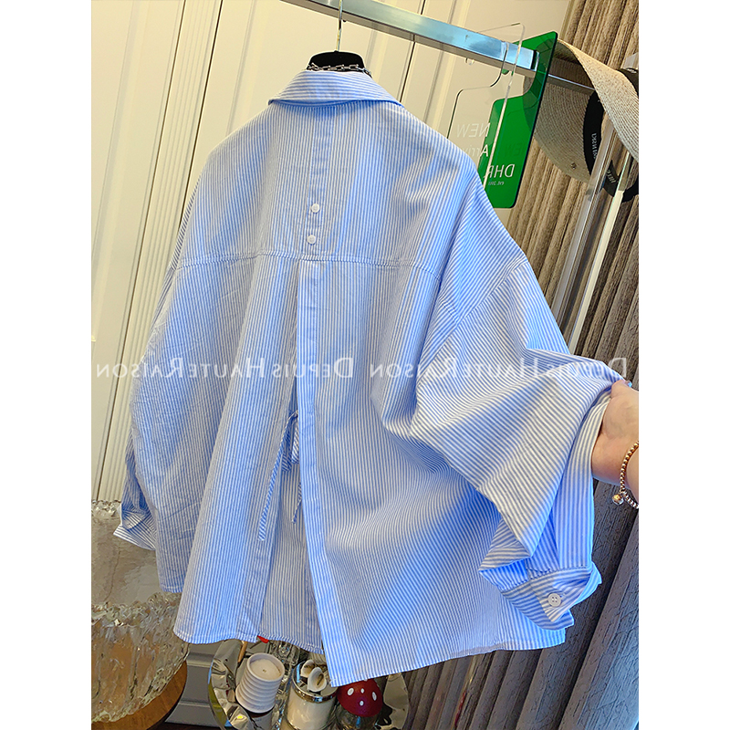 ヨーロッパのレトロなブルーのストライプ柄長袖シャツ。レディース、秋のデザイン、バックスリット入り、レースアップ、カジュアル、ゆったりめ、トレンド。