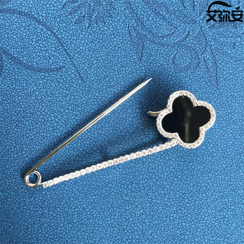 Khăn choàng đơn giản pin lớn khóa áo len áo len áo khoác trâm nữ Hàn Quốc trâm cài đen bốn lá phụ kiện cỏ ba lá cài áo