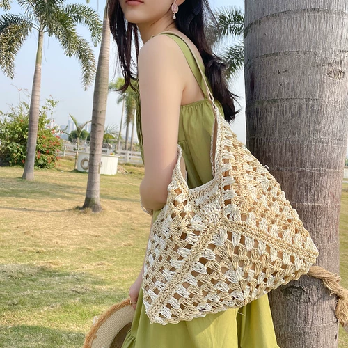 Вместительная и большая соломенная сумка на одно плечо