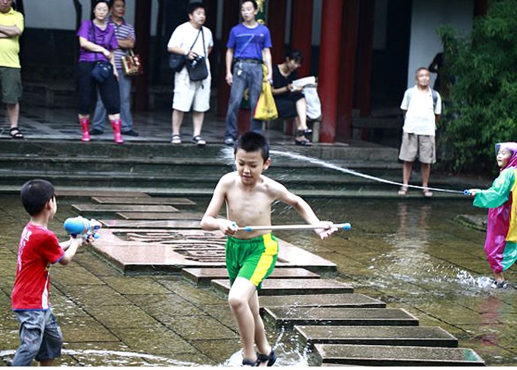 Xe đẩy trẻ em loại lớn đồ chơi súng nhỏ nước dài cậu bé màu xanh sáng tạo q phiên bản ổn định cô gái vui vẻ lớn - Súng đồ chơi trẻ em súng phun nước hình thú