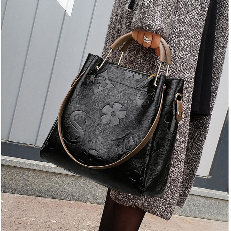 Bucket bag women's large capacity leather messenger bag 2021 new fashion Joker foreign fashion fashion handbag