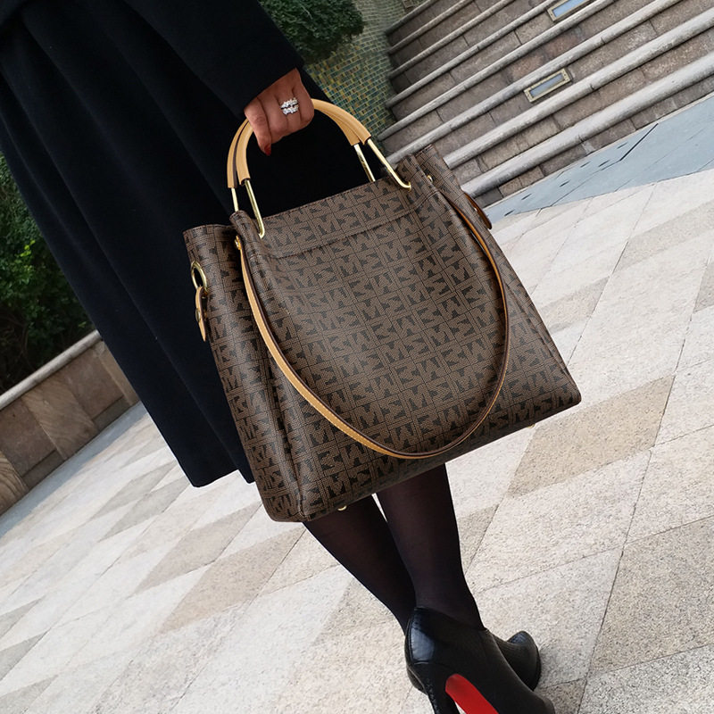 Bag Pack 2022 New package Large capacity Atmospheric fashion Genuine Leather Women Bag Advanced Sensation Lady 100 Hitch