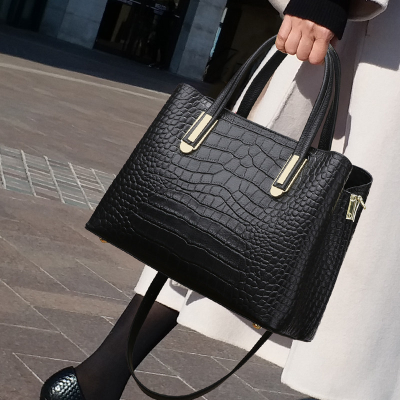 Bag Packs 2022 New Packs Genuine Leather Women Packs Middle-aged Moms Fashion 100 Hitch Superior Sense Foreign Pie Big Hand Bags