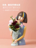 Серые, держащие цветочную девушку (фиолетовый симуляционный цветок)