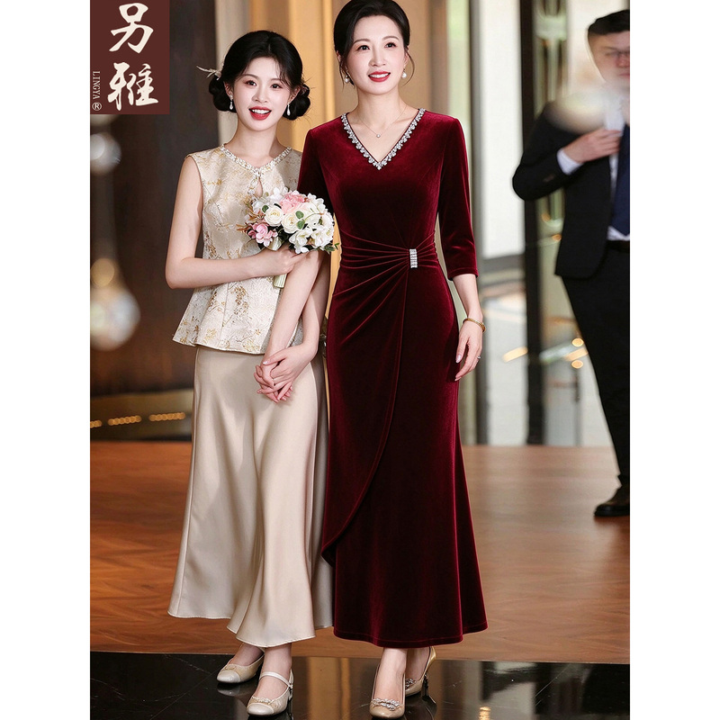 Wedding Mother-Of-The-Bride V-Neck Velvet Dress with Rhinestones, Toast Dress for the Mother-In-Law, Autumn and Winter Wedding Banquet Elegant Long Dress