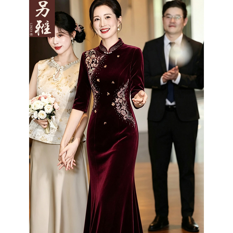 Wedding Mother's Gold Velvet Cheongsam with Heavy Embroidery and Beading, High-End Dress for the Mother-In-Law's Wedding Banquet, Long Dress Wedding Mother's Gold Velvet Cheongsam with Heavy Embroidery and Beading, High-End Dress for the Mother-In-Law's Wedding Banquet, Long Dress