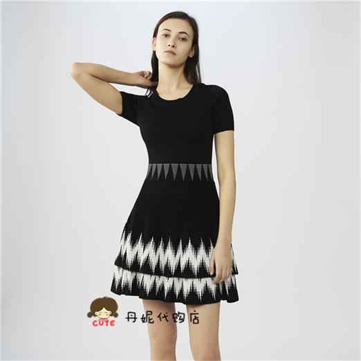   MAJE 18 Spring Summer Street pat on the fan corrugated layer subsensations to the thin ocean dress