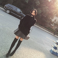 Черный свитер, цветная мини-юбка