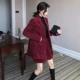 Красный пиджак классического кроя, красная мини-юбка