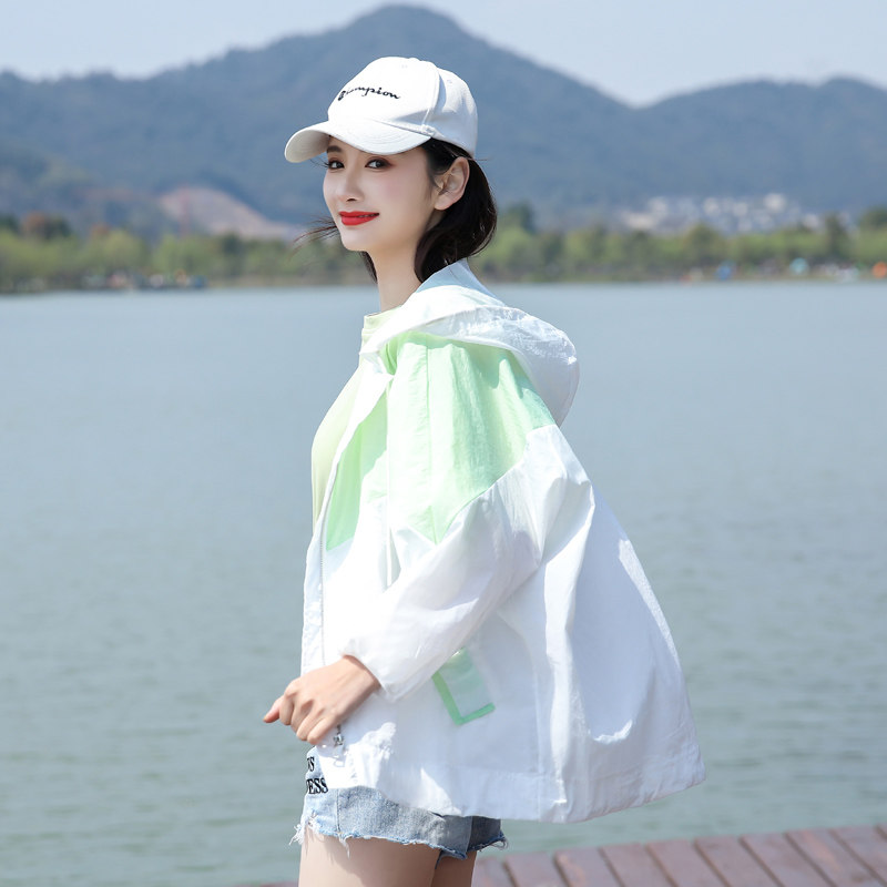 New Korean version of short sunscreen clothing women's 2022 spring and summer loose stitching Western style hooded light and breathable sunscreen clothing tide