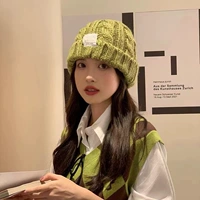 Цвет авокадо - холодные коричневые вьющиеся волосы [обычный стиль] волосы немного длиннее модели