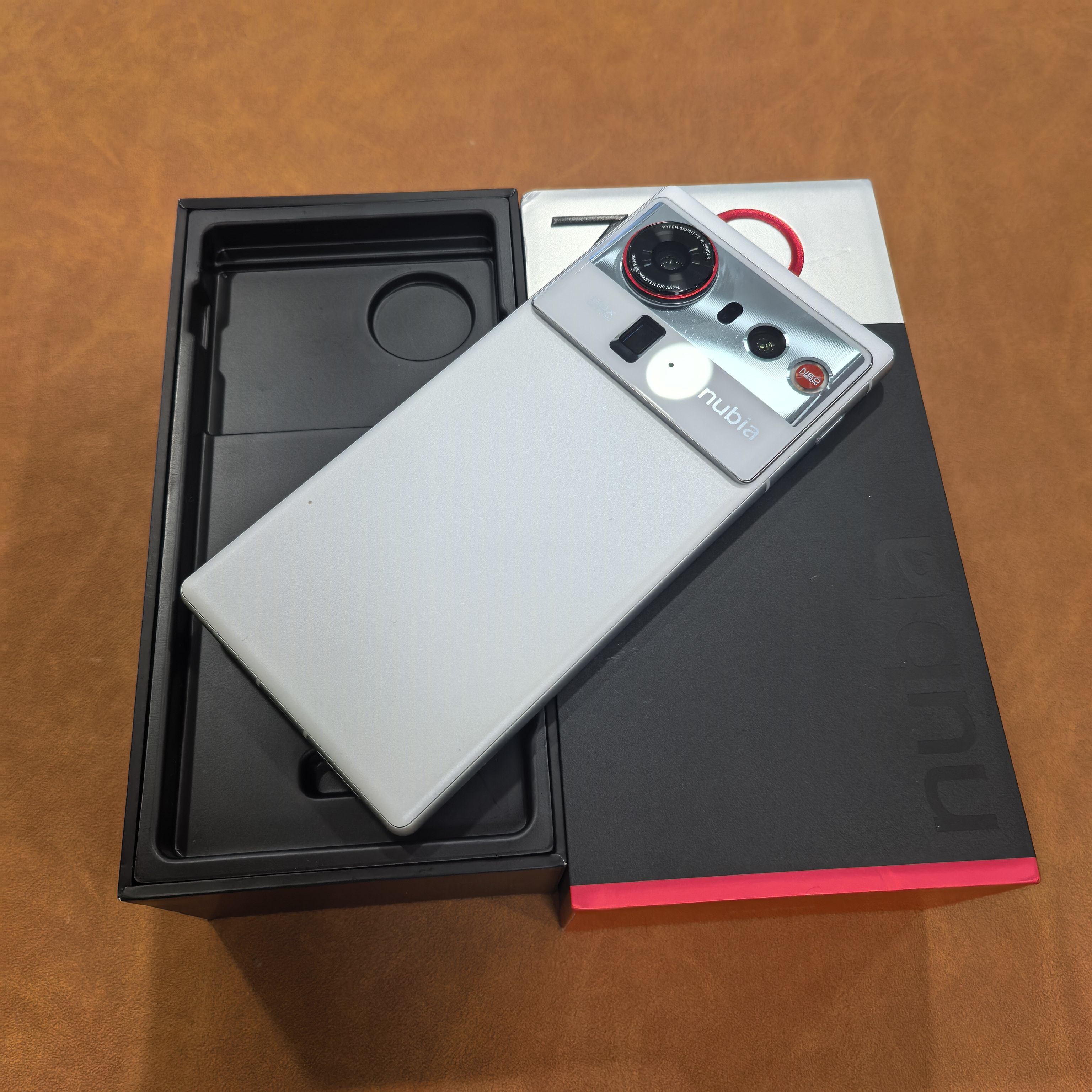 nubia Z80 Ultra 新型フラッグシップスマートフォン、35mm、第5世代Snapdragon 8 Supreme Edition