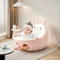 Small month-old infants and young children assist sitting and standing artifacts that do not hurt the spine and prevent rollover. Baby learns to sit on a sofa and makes a chair in summer.