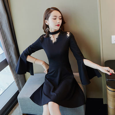 The new A-line dress of 2023 exudes a powerful presence. It features a clever design and is an elegant and stylish dress for gatherings. It is a black dress