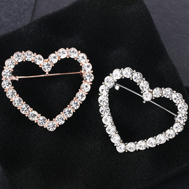 Heart-shaped brooch for women, high-end European and American style, anti-exposure, luxurious and elegant, a perfect accessory for suits, trendy jackets, and pins.