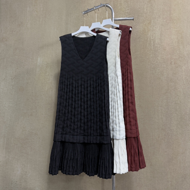 Pleated Herringbone Cotton Vest Dress Is Fashionable and Versatile