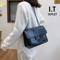 Hong Kong leather fonck2022 new high-end niche design Messenger underarm bag womens autumn and winter large capacity