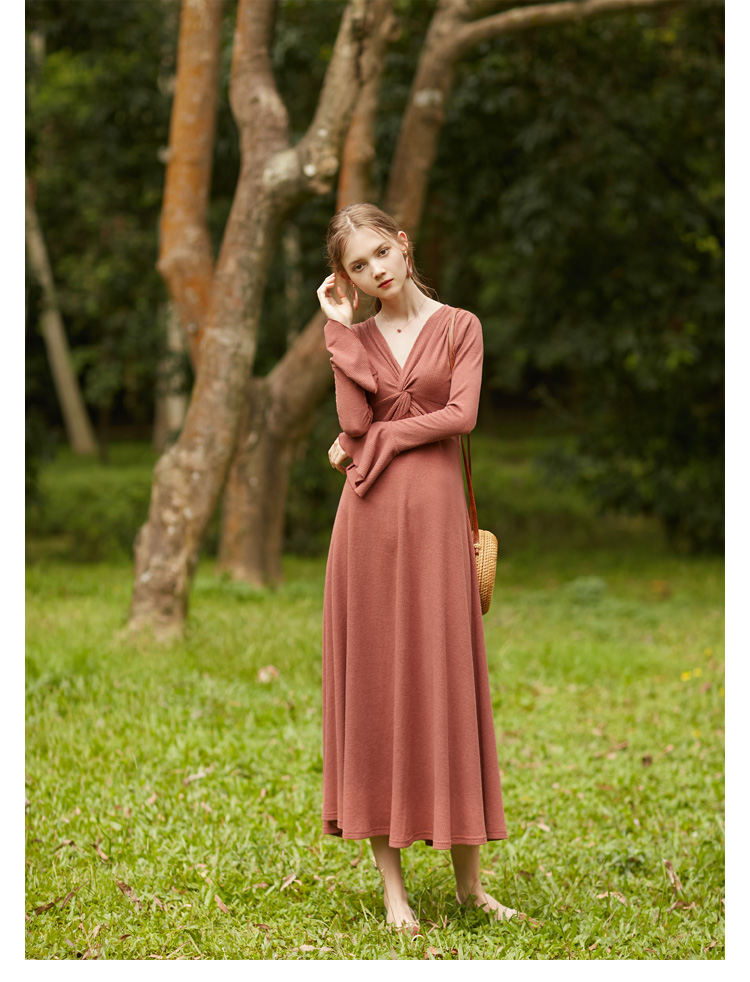 M Nữ hoàng độc lập Quần áo cổ điển V-cổ xù tay áo đầm Slim đáy váy dài tay 8862 váy len dài hàn quốc