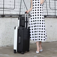 Белая/черная мать и ребенок