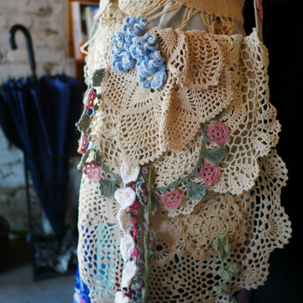 Small leaf in the mountains ~ original literature and art Fan retro pure handmade hook flower Mori department irregular slanted satchel bag cotton linen