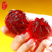 Natural resin amber red hand holding the ball holding the ball plate playing with the ball playing with the ball health massage ball turning the ball practicing handball